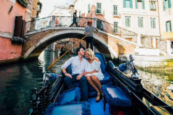 Valentine's day in Venice Couples celebrating
