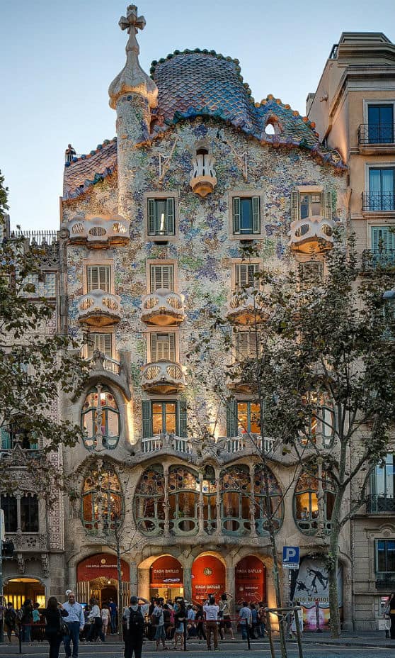 https://commons.wikimedia.org/wiki/File:Casa_Batllo_Overview_Barcelona_Spain.jpg
