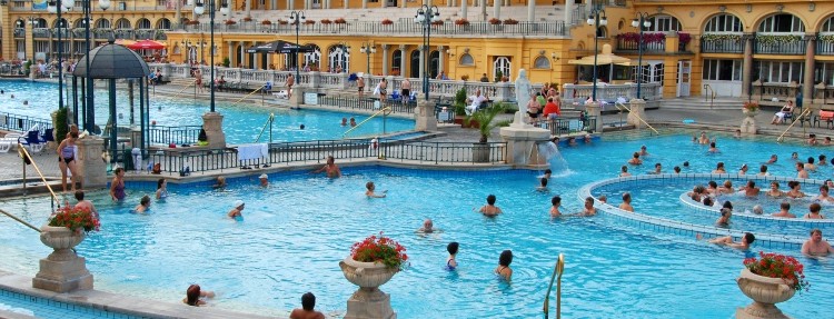 Pyllau awyr agored mewn Baddonau Sba Szechenyi