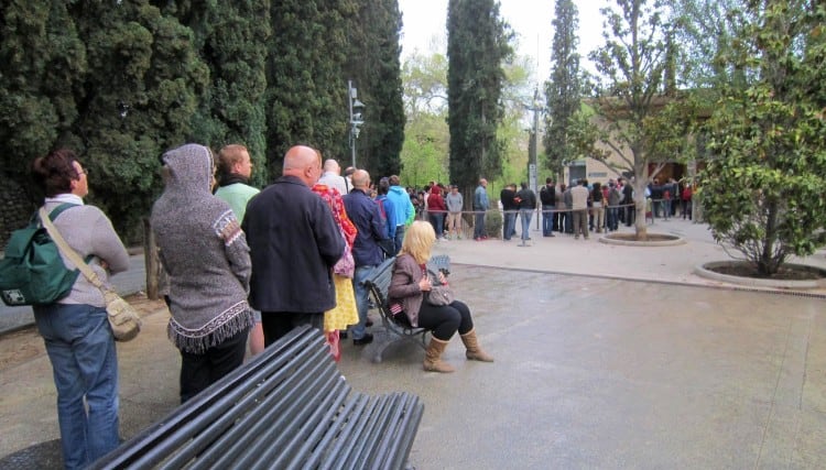 Lines at Alhambra ticket office