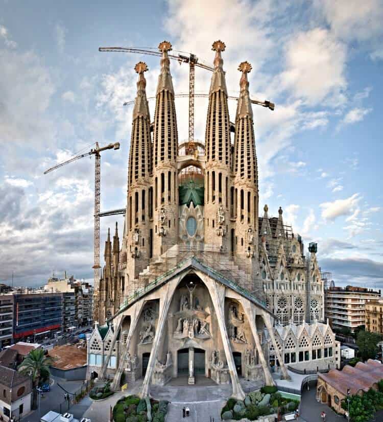 Sagrada Familia's construction in 2010s