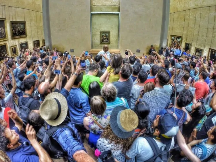 Crowd in front of Mona Lisa in The Louvre