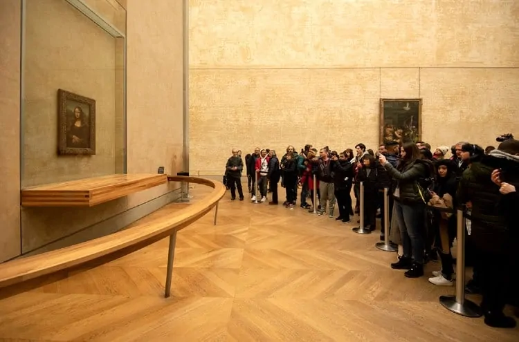 From how far do visitors see Mona Lisa