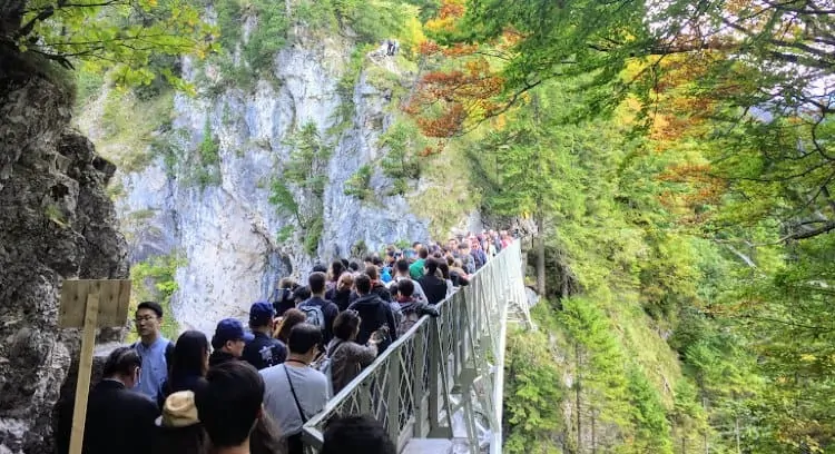 Crowd on Neuschwanstein Castle bridge