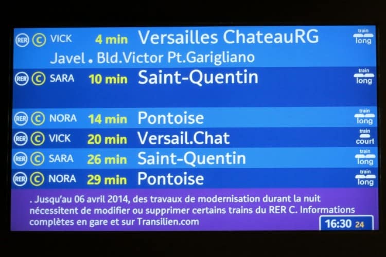 RER schedule screen at the platform