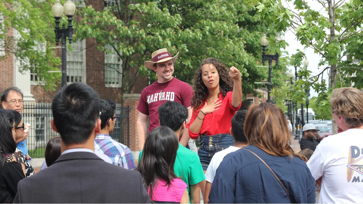 Turistas en un recorrido por Harvard