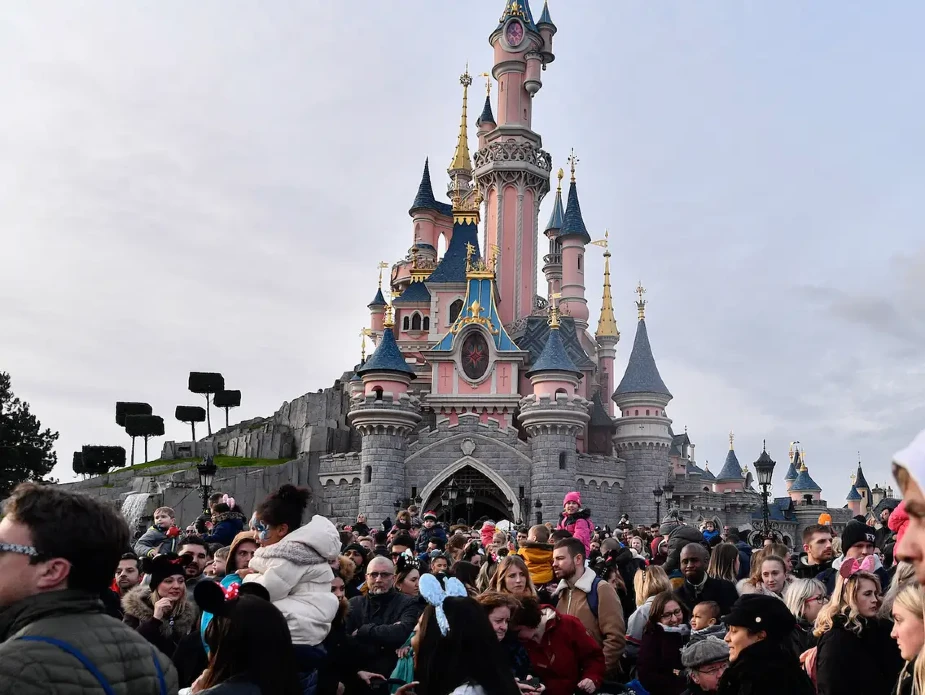 Disneyland Paris average crowd level by month