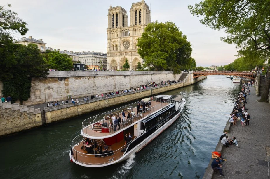 Seine Cruise and Eiffel Tower District Walking Tour