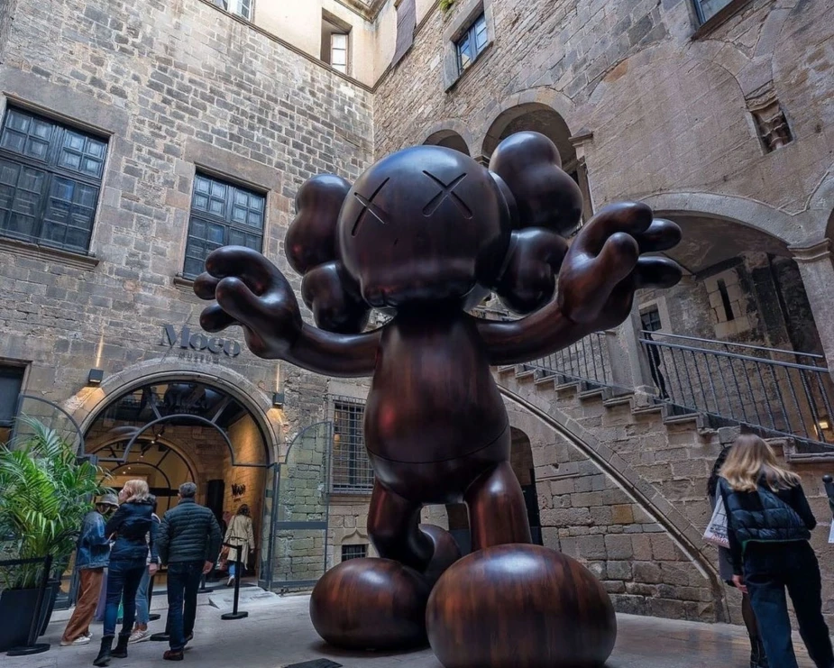 Las Golondrinas Sightseeing Cruise + Moco Museum Barcelona