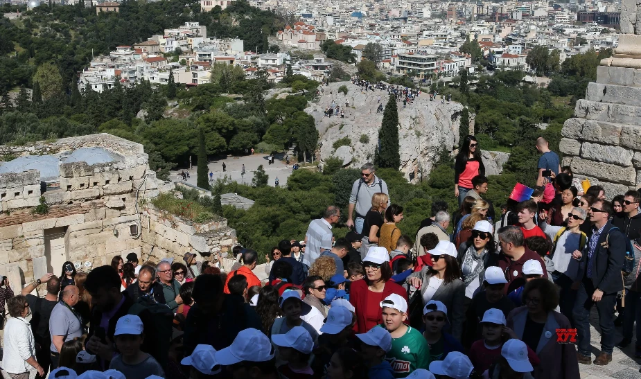 Crowd at Temple of Hephaestus