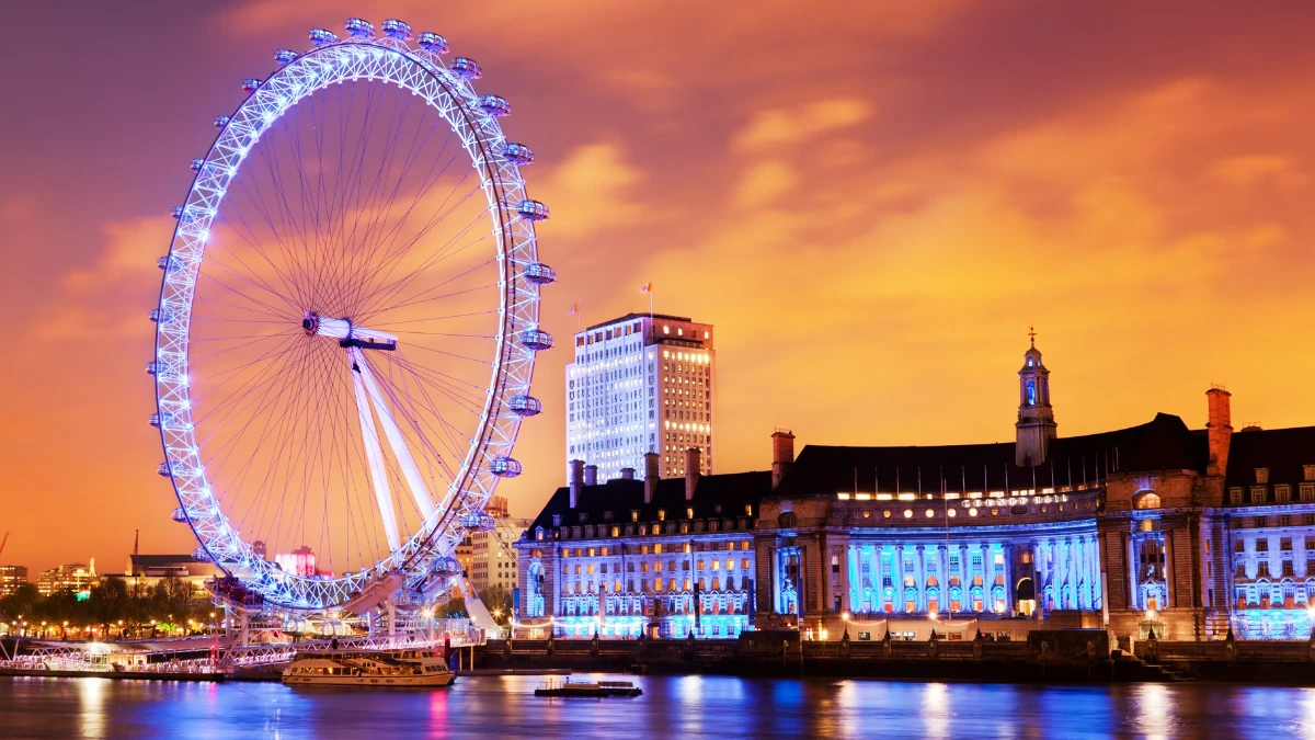 Night view of London Eye