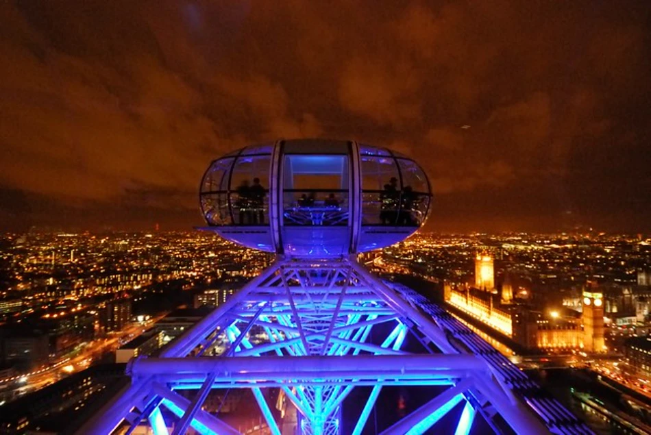 Night view of London Eye