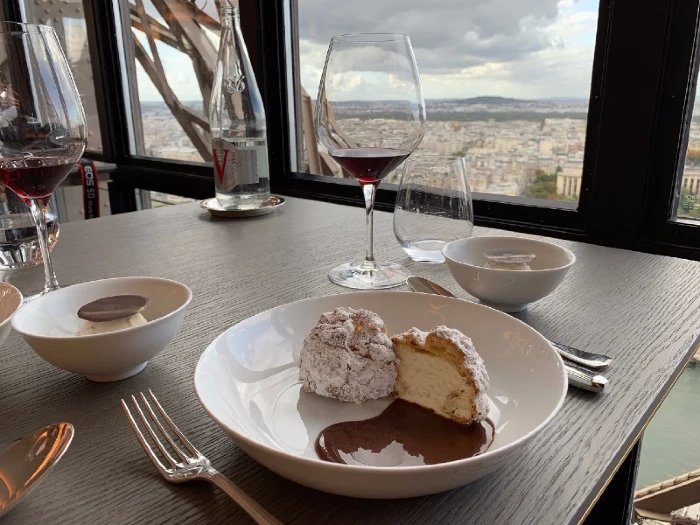 A table at Jules-Verne