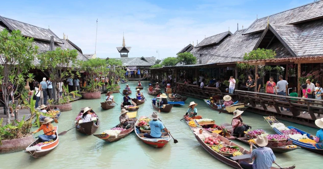 Long-tail boat ride in the Floating Market