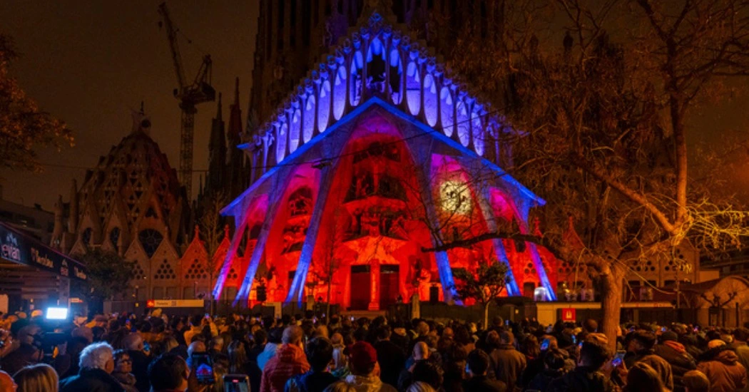 Evening view of the Passion facade