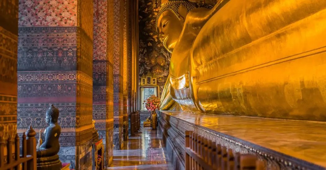 Bouddha couché Wat Pho La statue dorée du Bouddha couché à l'intérieur du temple Wat Pho à Bangkok